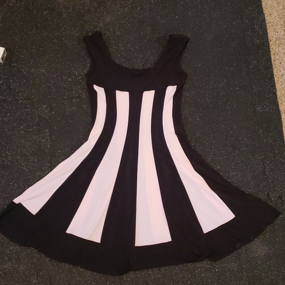 Super Flattering Pink and Black Dress - Picture 3 of 5